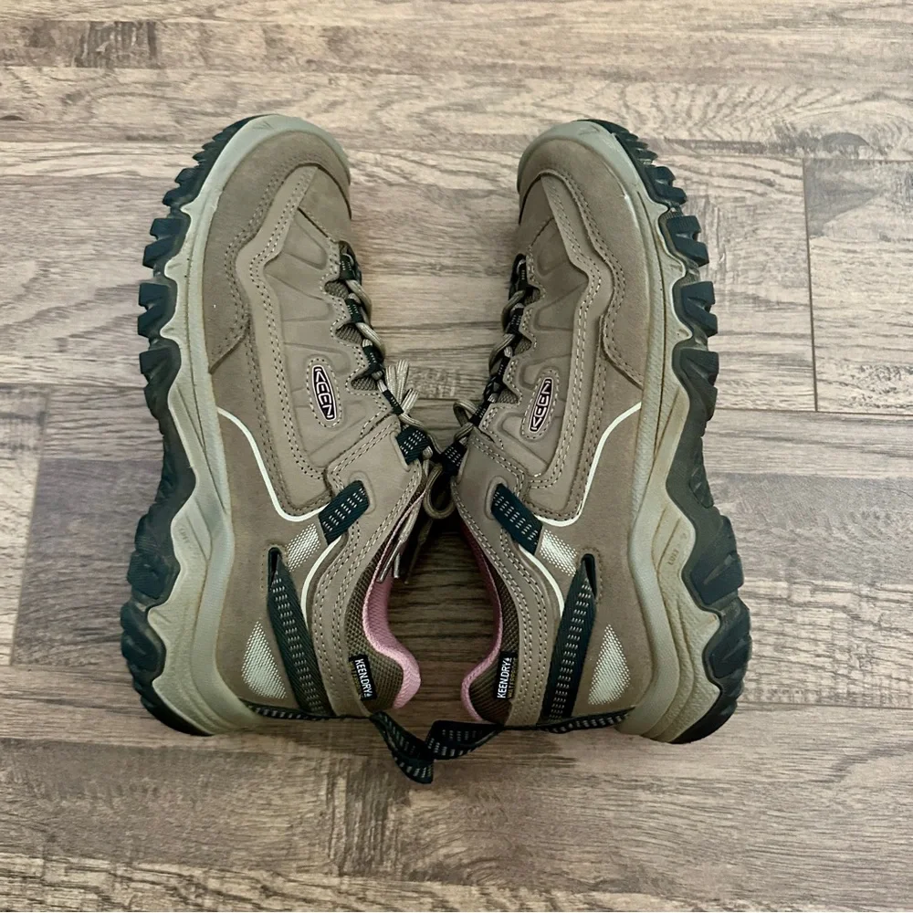 Keen Women's Taupe Hiking Shoe with Pink Lining